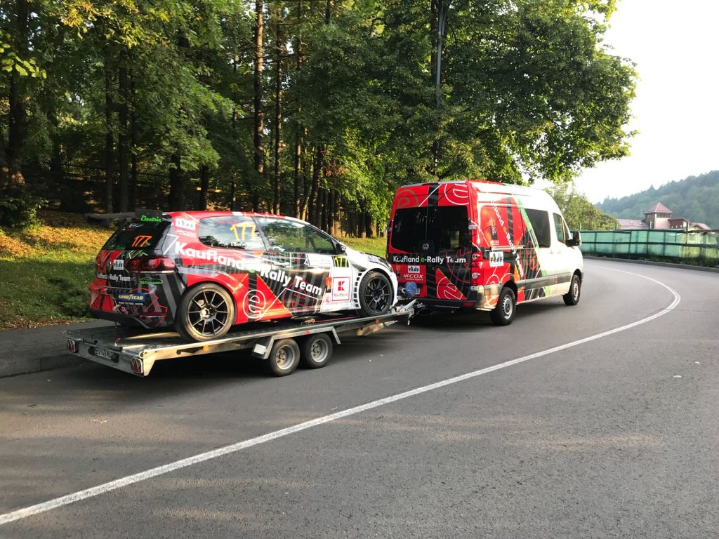 Doua masini electrice prezente la standul Kaufland E-Rally Team de la Campionatul National de Viteza in Coasta Dunlop 2018, Trofeul Sinaia