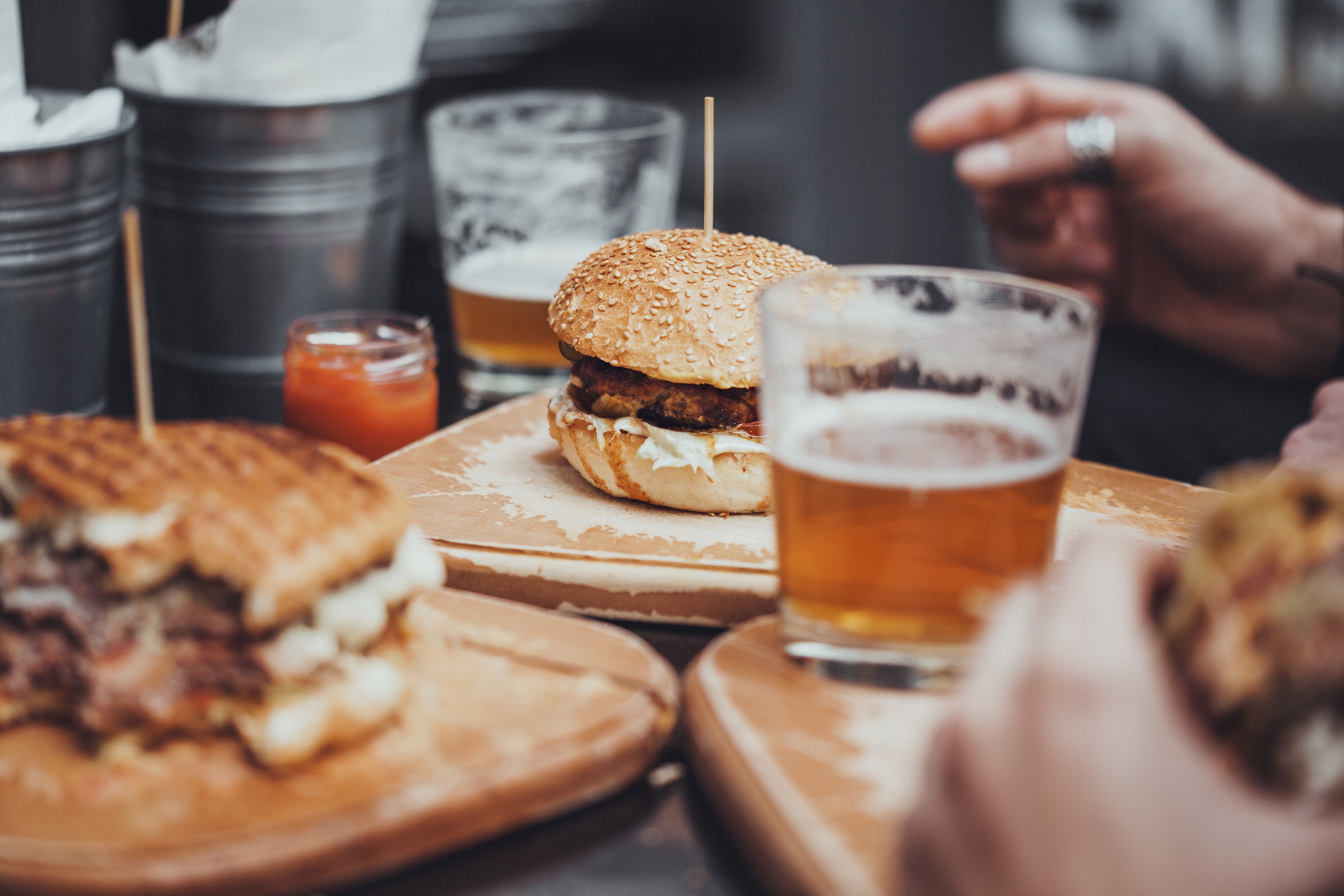 De Ziua Internațională a Berii, foodpanda îți recomandă top preparate culinare care se potrivesc perfect alături de bere