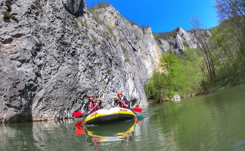 Rafting pe Cheile Nerei pentru un team building plin de aventură